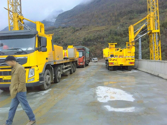海南藏族两台桥检车同时施工现场
